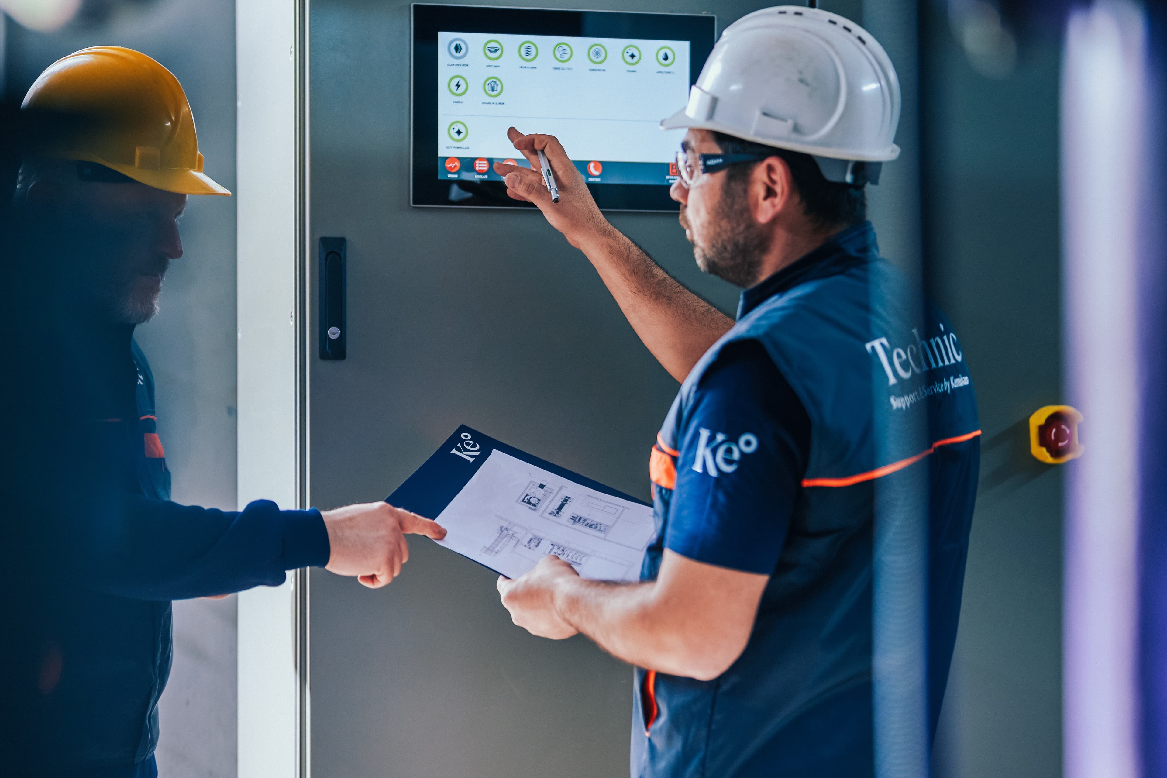 Two Kemisan engineers reviewing the Clorel system's control panel together at the İGSAŞ plant