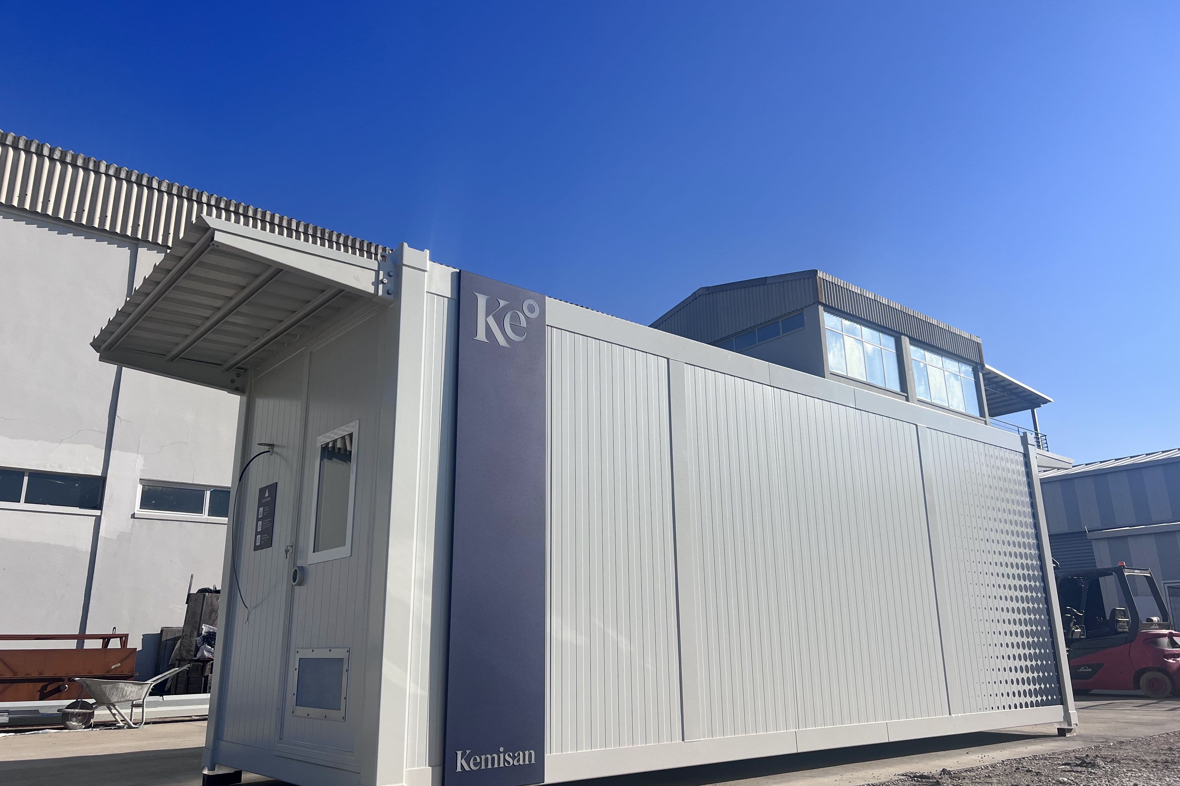 Kemisan HypoX CX Series container standing in the factory yard