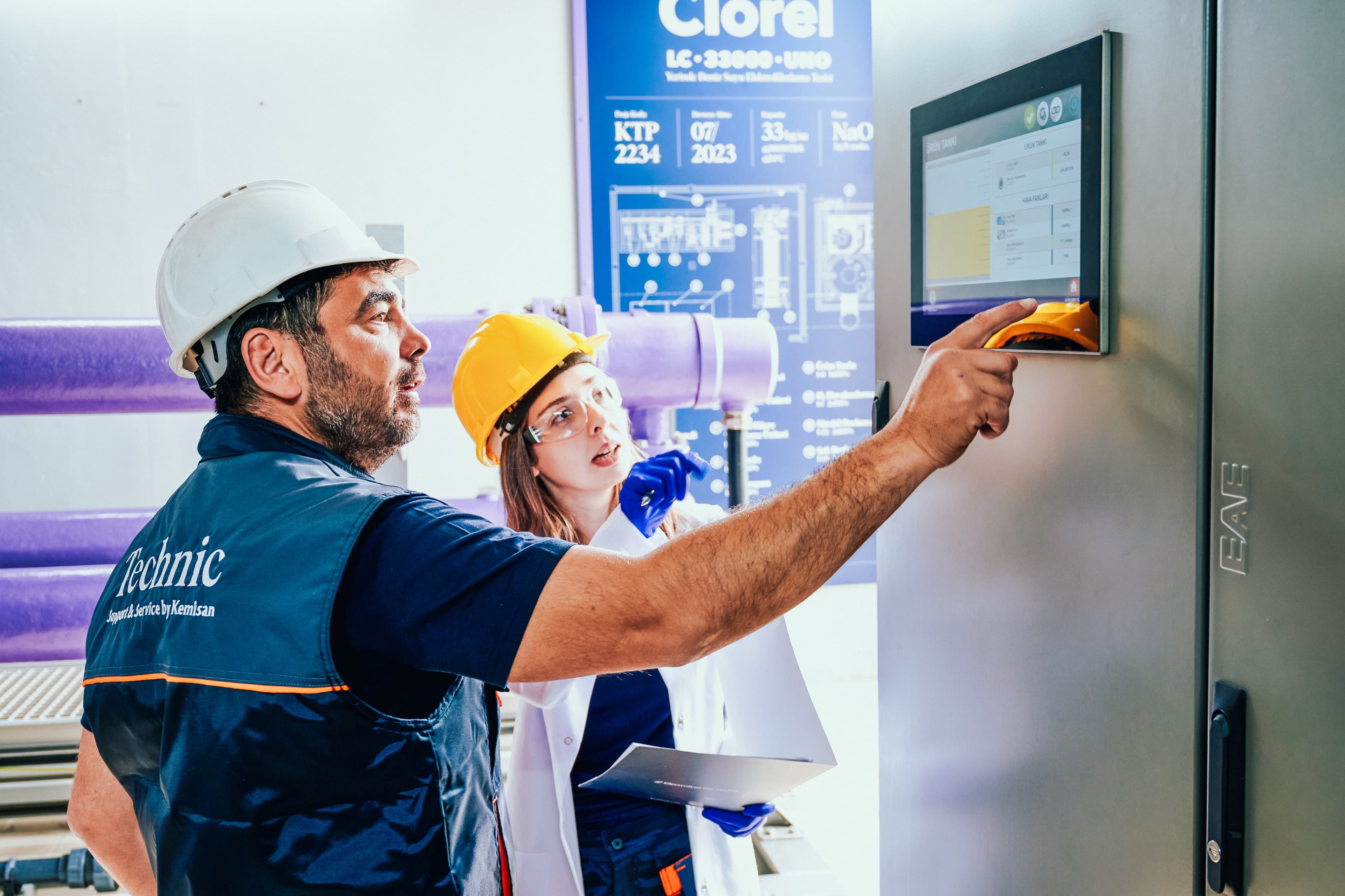 Kemisan engineers monitoring a Clorel® electrochlorination system