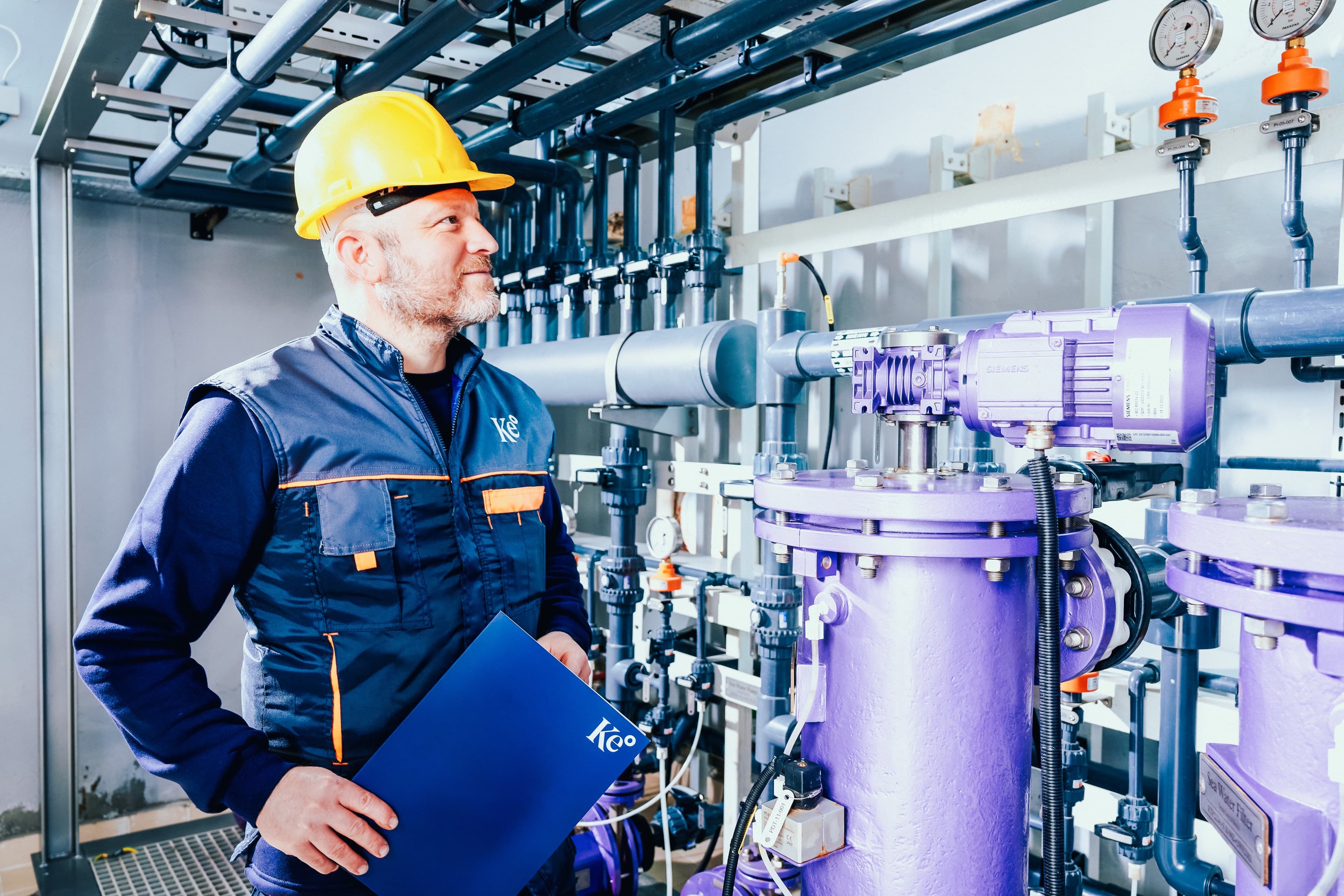 Kemisan engineer inspecting a Clorel® electrochlorination plant